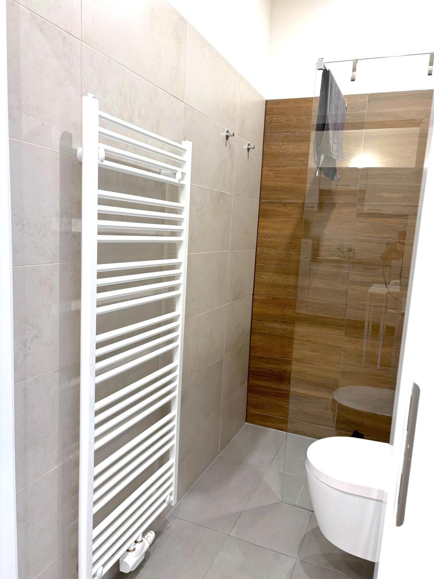 Traumhafte Wohnung Fuer 2, Walk In Dusche, Extra Kueche, Nespresso, Zentral Vienna Luaran gambar